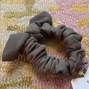 Lululemon Uplifting Scrunchie *Bow Carbon Dust (cement cocoa) NWT
